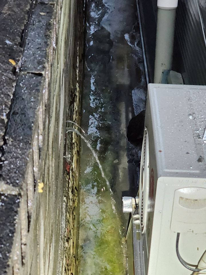 [강릉=뉴시스] 강릉의 한 원룸 신축공사로 인해 인근 카센터로 빗물이 쏟아지고 있는 모습. photo@newsis.com 2025.02.28 *재판매 및 DB 금지