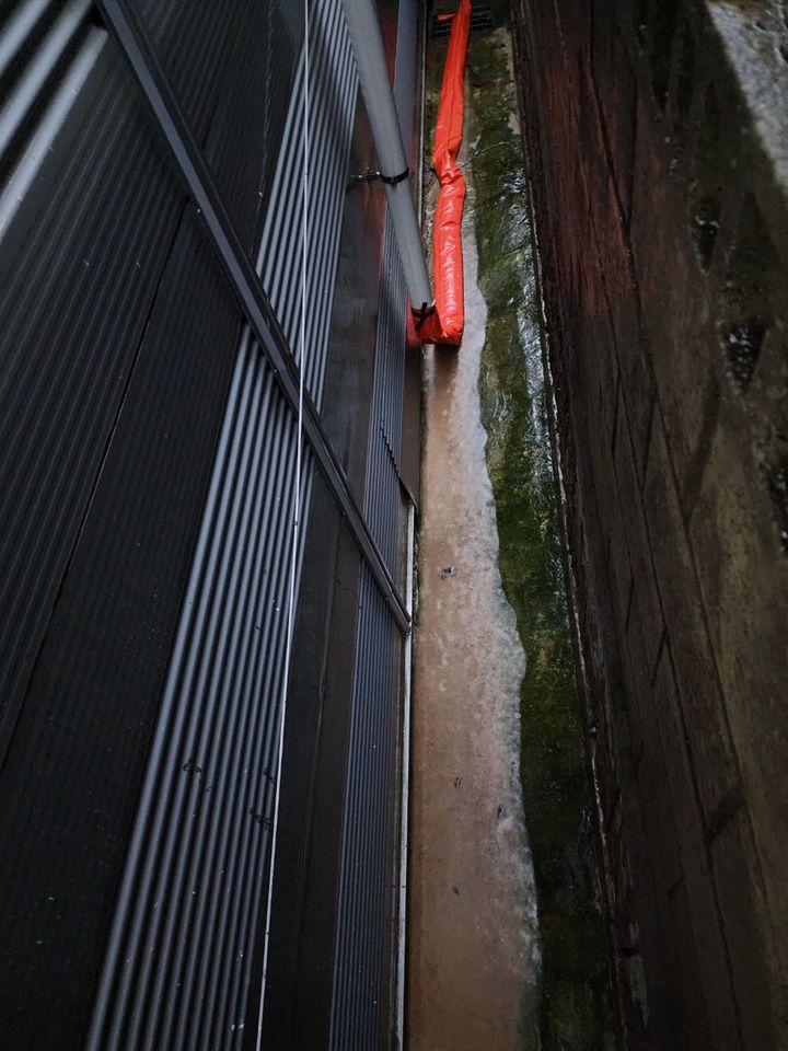 [강릉=뉴시스] 강릉의 한 원룸 신축공사로 인해 인근 카센터로 빗물이 쏟아져 수로가 생긴&nbsp; 모습. photo@newsis.com 2025.02.28 *재판매 및 DB 금지