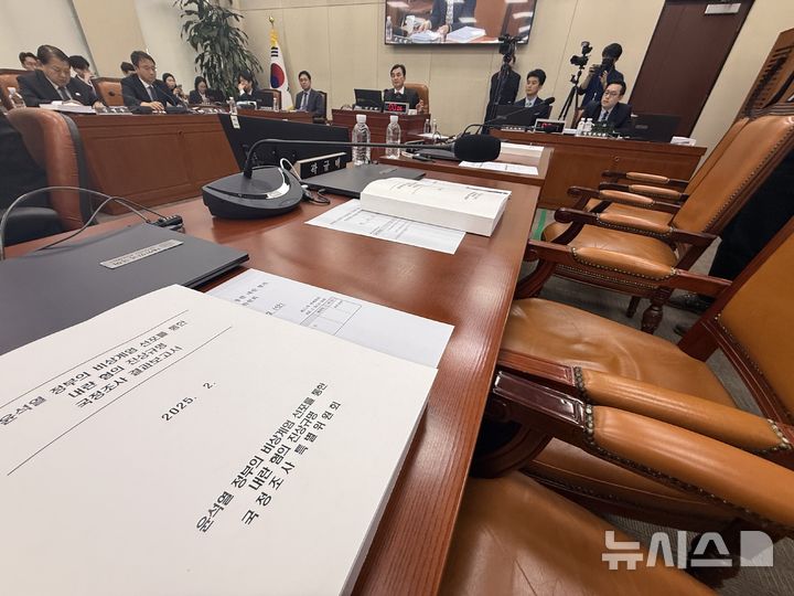 [서울=뉴시스] 조성봉 기자= 안규백 내란 국조특위 위원장이 28일 오전 서울 여의도 국회에서 열린 윤석열 정부의 비상계엄 선포를 통한 내란혐의 진상규명 국정조사 특별위원회 전체회의 청문회를 주재하고 있다. 이날 국민의힘 의원들은 내란 국조특위 고발 대상자와 관련해 항의하며 자리를 떠났다. 2025.02.28. suncho21@newsis.com