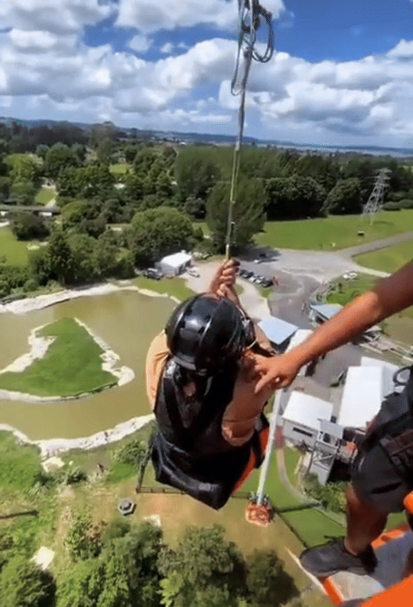 [서울=뉴시스] 뉴질랜드의 줄 없는 번지점프를 하는 여성의 모습이다 (사진=틱톡 캡쳐) 2025.02.28. photo@newsis.com *재판매 및 DB 금지