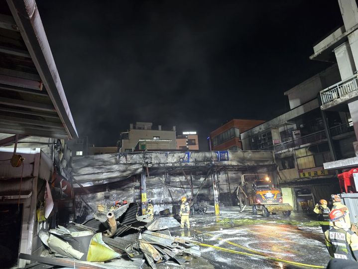 [서울=뉴시스] 중랑구, 장미꽃빛거리 화재 피해 상인 지원. 20250.02.28. (사진=중랑구 제공) *재판매 및 DB 금지