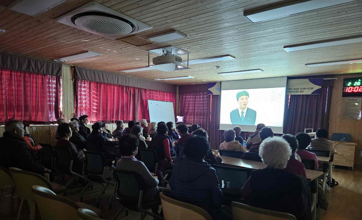 [밀양=뉴시스] 치매안심센터 쉼터 프로그램실에서 ‘기억애 영화관이 운영되고 있다. (사진=밀양시 제공) 2025.02.28. photo@newsis.com *재판매 및 DB 금지