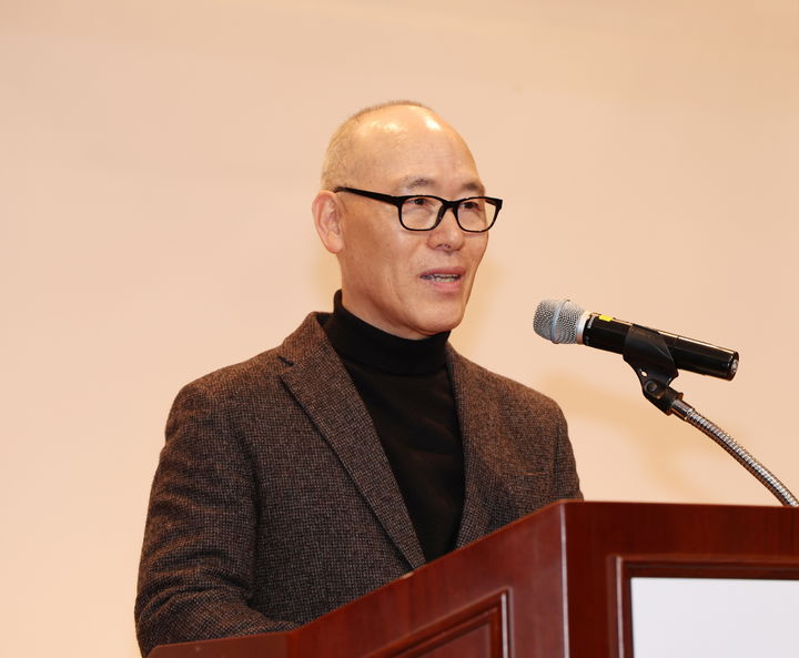 [태안=뉴시스] 정태연 ㈜마카네이쳐 대표가 지난 27일 태안문화예술회관 소공연장에서 열린 태안군사회적경제네트워크조직 창립총회에서 회장으로 선출된 후 소감을 밝히고 있다. (사진=태안군 제공) 2025.02.28. photo@newsis.com *재판매 및 DB 금지