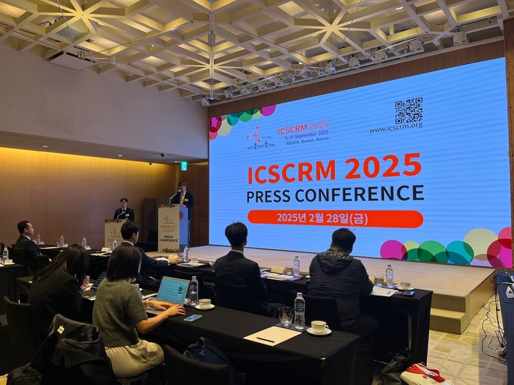 [부산=뉴시스] 제22회 국제탄화규소학술대회(ICSCRM 2025) 기자간담회가 28일 오전 부산 파크하얏트에서 진행되고 있다. (사진=ICSCRM 2025 사무국 제공) 2025.02.28. photo@newsis.com *재판매 및 DB 금지