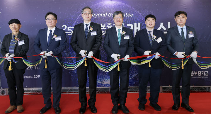 [서울=뉴시스] 지난 27일 대전 유성구 엑스포타워에서 진행된 대전금융허브센터 개소식에서 최원목 신용보증기금 이사장(왼쪽에서 네 번째)이 관계자들과 기념촬영을 하고 있다. (사진=신용보증기금) photo@newsis.com *재판매 및 DB 금지