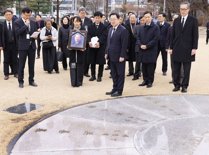[대전=뉴시스]고 홍선기 전 대전시장 노제가 28일 대전시청 남문서 엄수됐다. 2025. 02 28 photo@newsis.com *재판매 및 DB 금지