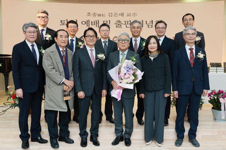 김은배 교수(앞줄 오른쪽 세번째)가 23일 열린 퇴임예배에서 신학과 교수진과 기념사진을 찍고 있다. (사진=삼육대 제공) *재판매 및 DB 금지