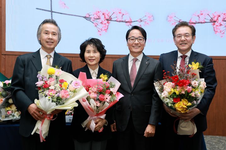 (왼쪽부터) 임봉순 교수, 오복자 교수, 제해종 총장, 강진양 교수가 24일 열린 정년퇴임식에서 기념사진을 찍고 있다. (사진=삼육대 제공) *재판매 및 DB 금지