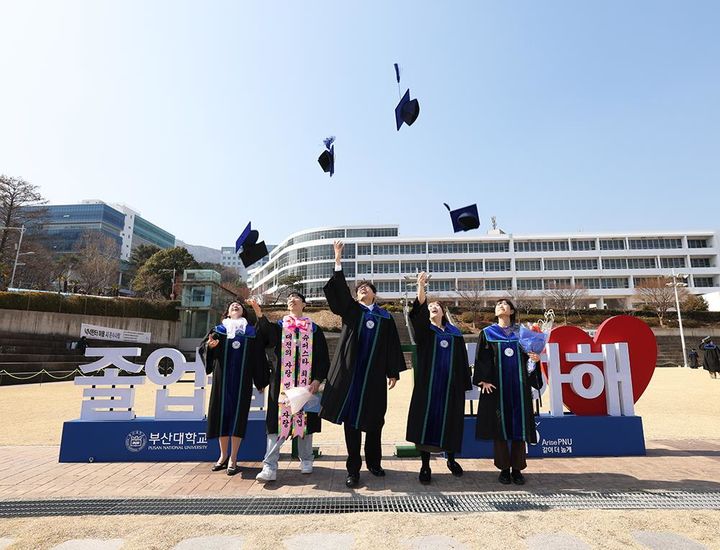 [부산=뉴시스] 부산대학교는 28일 오전 부산 금정구 대학 내 경암체육관에서 '2025년 2월 학위수여식'을 개최했다고 밝혔다. (사진=부산대 제공) 2025.02.28. photo@newsis.com *재판매 및 DB 금지