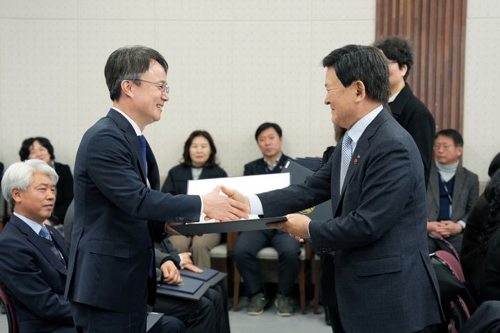 [제주=뉴시스] 이진승(왼쪽) 한림공업고등학교 교장이 지난 24일 제주도교육청에서 김광수 제주교육감으로부터 임명장을 받고 있다. (사진=제주도교육청 제공) *재판매 및 DB 금지