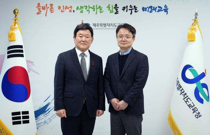 [제주=뉴시스] 김광수(왼쪽) 제주교육감과 이진승 한림공업고등학교 교장. (사진=제주도교육청 제공) *재판매 및 DB 금지