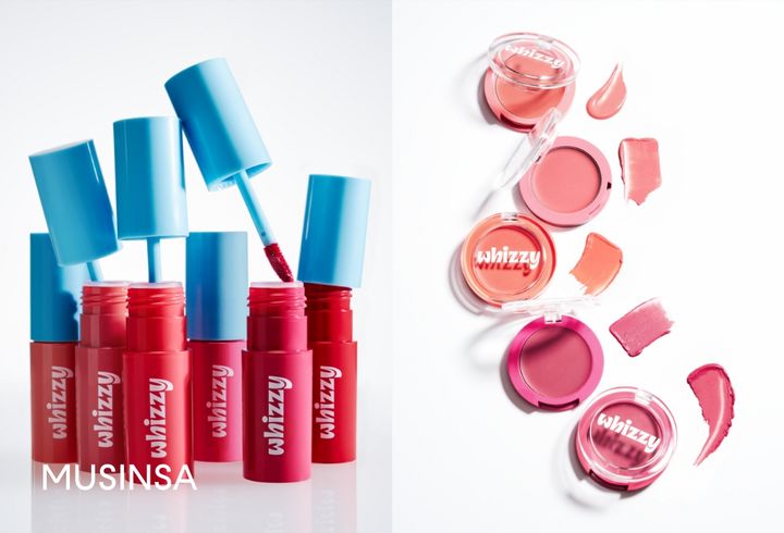 무신사 뷰티의 메이크업 브랜드 '위찌'의 글로우 업 틴트(왼쪽)와 슬릭 무브 립앤 치크(오른쪽).(사진=무신사 제공) *재판매 및 DB 금지