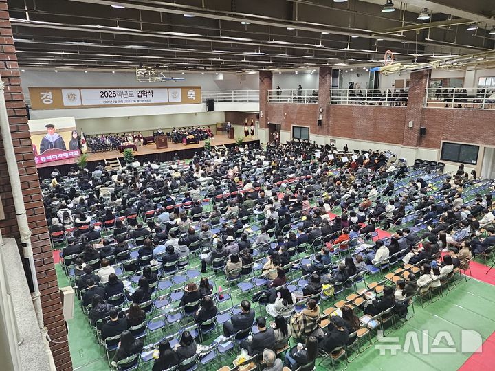 [서울=뉴시스] 조성하 기자 = 지난 2월28일 서울 성북구 동덕여대에서 2025학년도 신입생 입학식이 열리고 있다. 2025.02.28. create@newsis.com