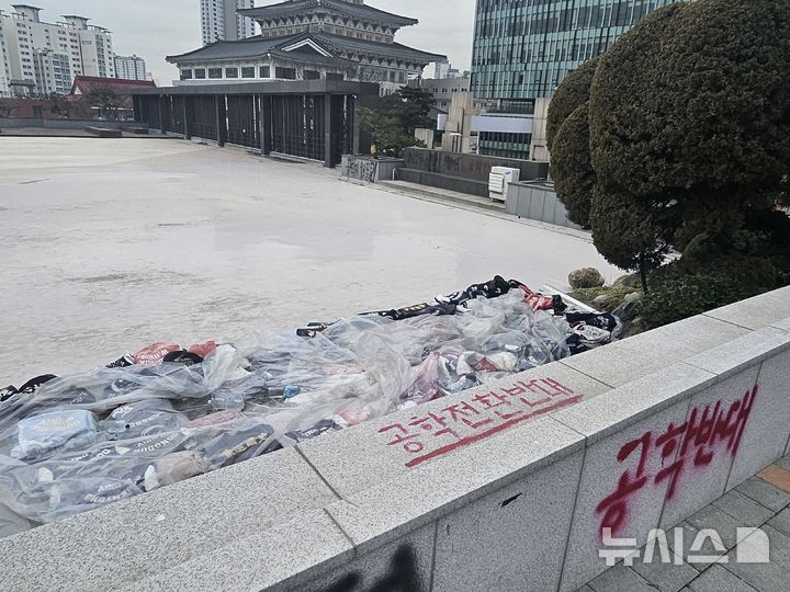 [서울=뉴시스] 조성하 기자 = 지난 2월28일 2025학년도 신입생 입학식이 열린 서울 성북구 동덕여대 본관 앞 운동장 한 편에 학생들이 항의의 표시로 벗어놓은 과잠이 비닐에 덮인 채 놓여있다. 2025.02.28. create@newsis.com