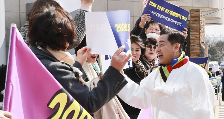 [서울=뉴시스] 김얼 기자 = 2036 하계올림픽 국내 후보 도시 선정일인 28일 서울 올림픽파크텔에서 김관영 전북특별자치도지사를 비롯한 전북특별자치도 체육회, 재경향우회 회원들이 대의원총회에 참석하는 위원들에게 전북 유치의 염원을 담아 응원전을 펼치고 있다. (사진=전북특별자치도 제공) 2025.02.28. pmkeul@newsis.com *재판매 및 DB 금지