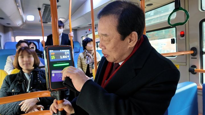 [세종=뉴시스] 버스에서 내리는 최민호 세종시장(사진=세종시 제공).2024.02.28. photo@newsis.com *재판매 및 DB 금지