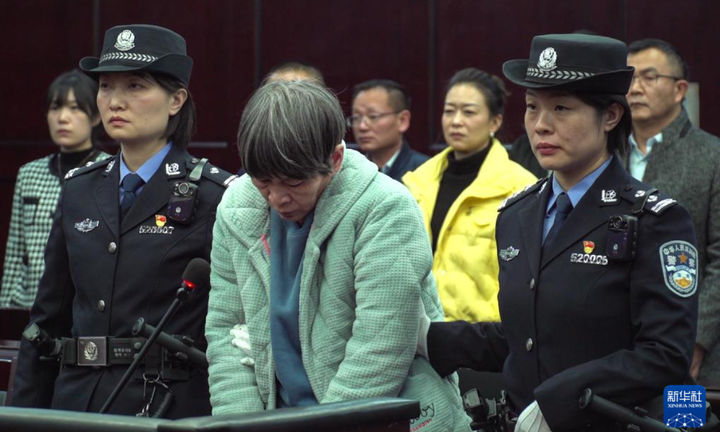 [서울=뉴시스]17명의 아이들을 납치, 돈을 받고 팔아넘긴 혐의로 유죄 판결을 받은 중국 여성 위화잉에 대한 사형이 28일 집행됐다고 중국 법원이 밝혔다. 사진은 법정에 선 위화잉의 모습. <사진 출처 : 中 글로벌 타임스> 2025.02.28.
