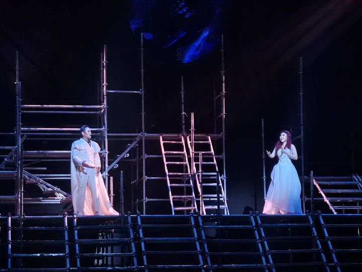 [서울=뉴시스] 조수원 기자 = 28일 서울 서초구 한전아트센터에서 열린 '오페라 칼레아 부타소로' 프레스콜에서 배우들이 시연하고 있다. 2025.02.28. tide1@newsis.com *재판매 및 DB 금지