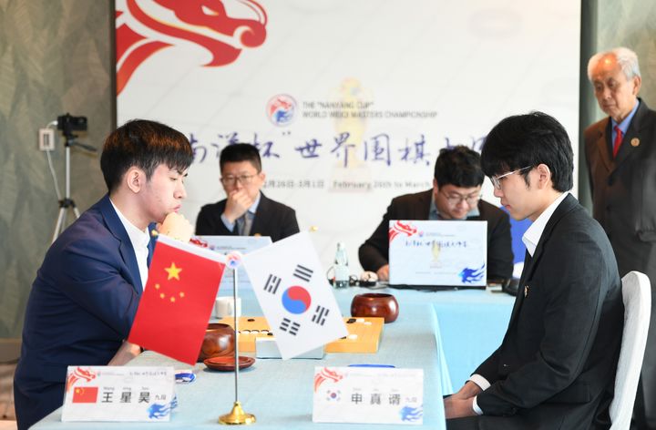 [서울=뉴시스] 제1회 난양배 월드바둑마스터스 결승에서 맞붙은 신진서 9단(오른쪽), 왕싱하오 9단(중국). (사진=한국기원 제공) *재판매 및 DB 금지