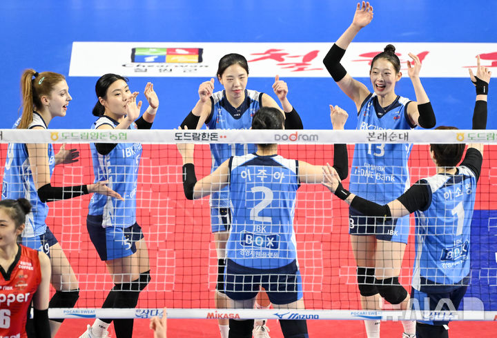 [서울=뉴시스] 프로배구 IBK기업은행 선수들이 28일 화성종합실내체육관에서 열린 도드람 2024~2025 V-리그 여자부 6라운드 경기에서 페퍼저축은행을 상대로 득점에 성공한 뒤 환호하고 있다. (사진=KOVO 제공) 2025.02.28.