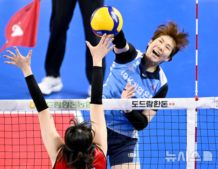 [서울=뉴시스] 프로배구 IBK기업은행 이소영이 28일 화성종합실내체육관에서 열린 도드람 2024~2025 V-리그 여자부 6라운드 경기에서 페퍼저축은행을 상대로 공격을 시도하고 있다. (사진=KOVO 제공) 2025.02.28.