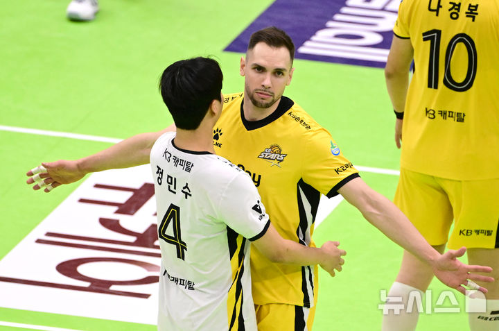 [서울=뉴시스] 프로배구 KB손해보험 비예나가 28일 수원체육관에서 열린 도드람 2024~2025 V-리그 남자부 한국전력과의 경기에서 득점에 성공한 뒤 세리머니를 펼치고 있다. (사진=KOVO 제공) 2025.02.28.