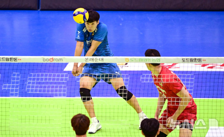 [서울=뉴시스] 프로배구 한국전력 서재덕(왼쪽) 28일 수원체육관에서 열린 도드람 2024~2025 V-리그 남자부 KB손해보험과의 경기에서 상대 공격에 수비를 시도하고 있다. (사진=KOVO 제공) 2025.02.28.