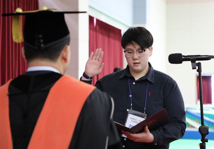 [구미=뉴시스] 전자공학부 최현식 학생이 선서를 하고 있다 (사진=금오공대 제공) 2025.02.28 photo@newsis.com *재판매 및 DB 금지