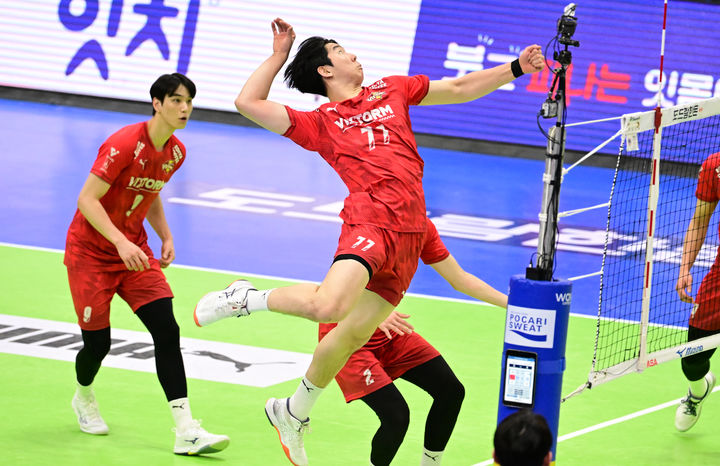 [서울=뉴시스] 프로배구 한국전력 윤하준이 28일 수원체육관에서 열린 도드람 2024~2025 V-리그 남자부 KB손해보험과의 경기에서 공격을 시도하고 있다. (사진=KOVO 제공) 2025.02.28. *재판매 및 DB 금지