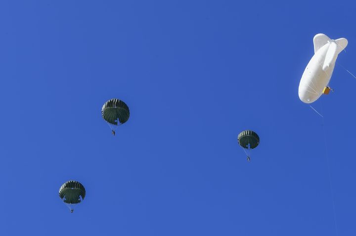 [서울=뉴시스] 해병대사령부는 지난 10일부터 28일까지 경북 포항 일대에서 올해 첫 공수기본교육을 실시했다고 밝혔다. 사진은 경북 포항 공정훈련장에서 해병대 교육훈련단 공수기본 266차 교육생들이 강하훈련을 하고 있다. (사진=해병대사령부 제공) 2025.02.28. photo@newsis.com *재판매 및 DB 금지