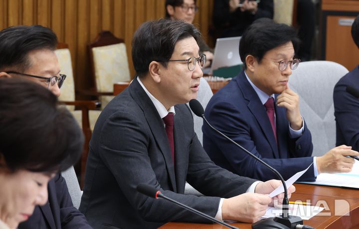 [서울=뉴시스] 조성봉 기자= 권성동 국민의힘 원내대표가 28일 오전 서울 여의도 국회에서 열린 원내대책회의에서 발언을 하고 있다. 2025.02.28. suncho21@newsis.com