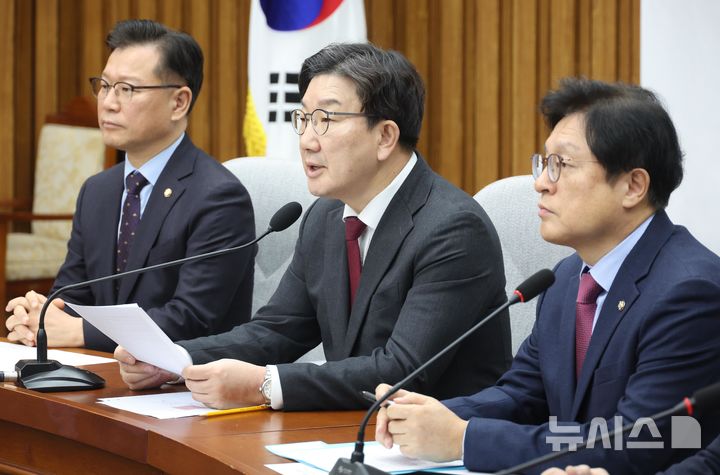 [서울=뉴시스] 조성봉 기자= 권성동 국민의힘 원내대표가 28일 오전 서울 여의도 국회에서 열린 원내대책회의에서 발언을 하고 있다. 2025.02.28. suncho21@newsis.com