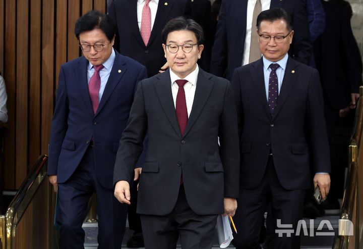 [서울=뉴시스] 조성봉 기자= 권성동 국민의힘 원내대표를 비롯한 지도부가 지달 28일 오전 서울 여의도 국회에서 열린 원내대책회의에 참석하고 있다. 2025.02.28. suncho21@newsis.com