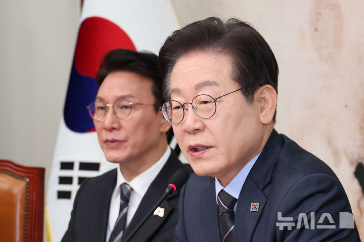 [서울=뉴시스] 권창회 기자 = 이재명 더불어민주당 대표가 28일 오전 서울 여의도 국회에서 열린 확대간부회의에서 발언하고 있다. 2025.02.28. kch0523@newsis.com