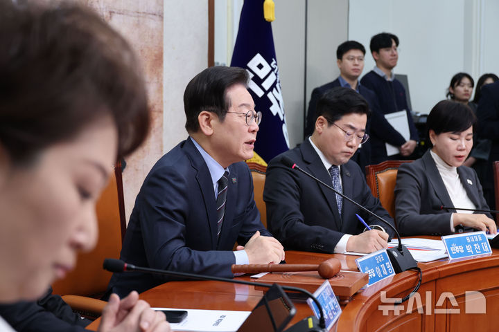 [서울=뉴시스] 권창회 기자 = 이재명 더불어민주당 대표가 28일 오전 서울 여의도 국회에서 열린 확대간부회의에서 발언하고 있다. 2025.02.28. kch0523@newsis.com