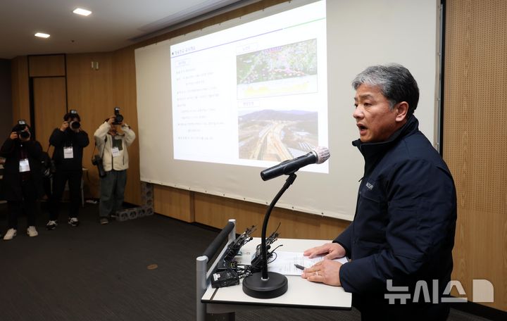[서울=뉴시스] 홍효식 기자 = 주우정 현대엔지니어링 대표가 28일 오전 서울 종로구 현대빌딩에서 고속국도 제29호선 세종~안성 간 건설공사 브리핑을 하고 있다. 2025.02.28. yesphoto@newsis.com
