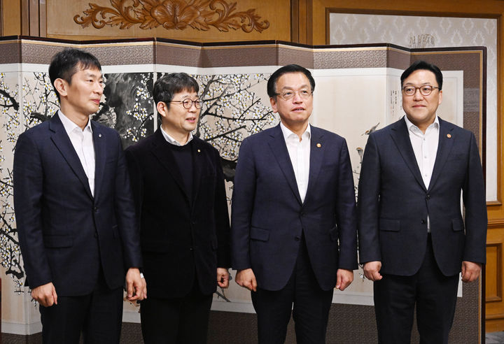 [서울=뉴시스] 최진석 기자 = 최상목 대통령 권한대행 부총리 겸 기획재정부 장관이 28일 서울 종로구 정부서울청사에서 열린 '거시경제·금융현안 간담회(F4 회의)' 시작에 앞서 기념촬영하고 있다. 왼쪽부터 이복현 금감원장, 유상대 한국은행 부총재, 최상목 대통령 권한대행 부총리, 김병환 금융위원장. (사진=기획재정부 제공) 2025.02.28. photo@newsis.com *재판매 및 DB 금지