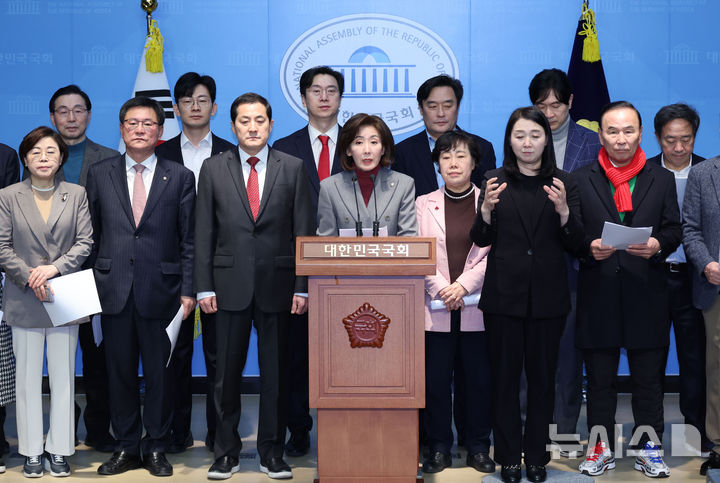 [서울=뉴시스] 권창회 기자 = 나경원 국민의힘 의원을 비롯한 75명의 여당 의원들이 28일 오전 서울 여의도 국회 소통관에서 열린 헌법재판소 헌정질서·법치주의 수호 및 사회안정·국민통합을 위한 헌법·법률·양심에 따른 공정한 평의 촉구 탄원 기자회견에서 발언하고 있다. 2025.02.28. kch0523@newsis.com