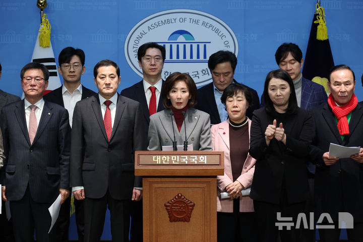 [서울=뉴시스] 권창회 기자 = 나경원 국민의힘 의원을 비롯한 75명의 여당 의원들이 28일 오전 서울 여의도 국회 소통관에서 열린 헌법재판소 헌정질서·법치주의 수호 및 사회안정·국민통합을 위한 헌법·법률·양심에 따른 공정한 평의 촉구 탄원 기자회견에서 발언하고 있다. 2025.02.28. kch0523@newsis.com