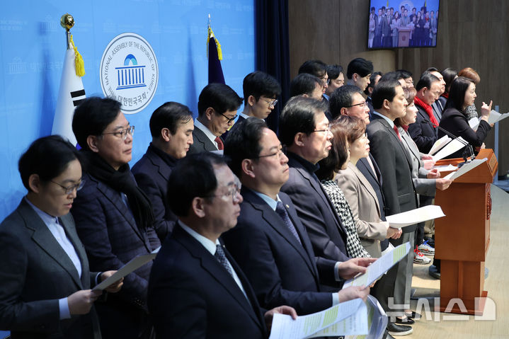 [서울=뉴시스] 권창회 기자 = 나경원 국민의힘 의원을 비롯한 75명의 여당 의원들이 28일 오전 서울 여의도 국회 소통관에서 열린 헌법재판소 헌정질서·법치주의 수호 및 사회안정·국민통합을 위한 헌법·법률·양심에 따른 공정한 평의 촉구 탄원 기자회견에서 발언하고 있다. 2025.02.28. kch0523@newsis.com