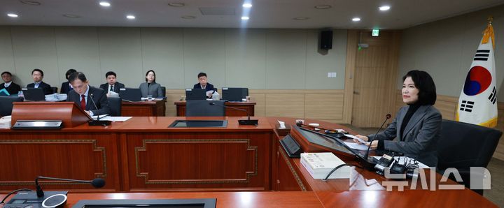 [과천=뉴시스] 고범준 기자 = 이진숙 방송통신위원회 위원장이 지난달 28일 경기도 정부과천청사 내 방송통신위원회에서 열린 전체회의에서 모두발언을 하고 있다. 2025.02.28. bjko@newsis.com