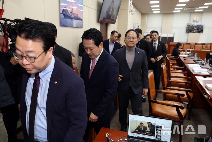 [서울=뉴시스] 조성봉 기자= 곽규택, 장동혁, 임종득 국민의힘 의원을 비롯한 여당 의원들이 28일 오전 서울 여의도 국회에서 열린 윤석열 정부의 비상계엄 선포를 통한 내란혐의 진상규명 국정조사 특별위원회 전체회의 청문회에서 국정조사 고발 대상자와 관련해 항의하며 자리를 떠나고 있다. 2025.02.28. suncho21@newsis.com