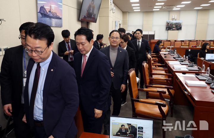 [서울=뉴시스] 조성봉 기자= 곽규택, 장동혁, 임종득 국민의힘 의원을 비롯한 여당 의원들이 28일 오전 서울 여의도 국회에서 열린 윤석열 정부의 비상계엄 선포를 통한 내란혐의 진상규명 국정조사 특별위원회 전체회의 청문회에서 국정조사 고발 대상자와 관련해 항의하며 자리를 떠나고 있다. 2025.02.28. suncho21@newsis.com