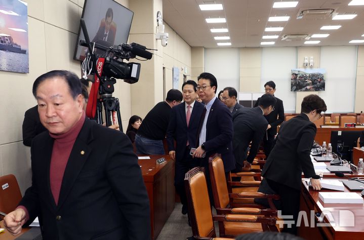 [서울=뉴시스] 조성봉 기자= 한기호, 곽규택, 장동혁, 임종득 국민의힘 의원을 비롯한 여당 의원들이 28일 오전 서울 여의도 국회에서 열린 윤석열 정부의 비상계엄 선포를 통한 내란혐의 진상규명 국정조사 특별위원회 전체회의 청문회에서 국정조사 고발 대상자와 관련해 항의하며 자리를 떠나고 있다. 2025.02.28. suncho21@newsis.com
