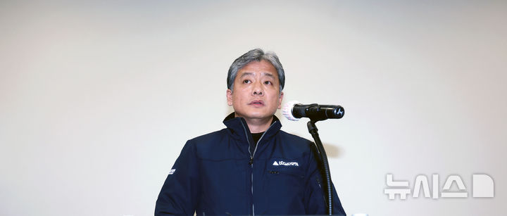 [서울=뉴시스] 홍효식 기자 = 주우정 현대엔지니어링 대표가 28일 오전 서울 종로구 현대빌딩에서 고속국도 제29호선 세종~안성 간 건설공사 브리핑을 하고 있다. 2025.02.28. yesphoto@newsis.com