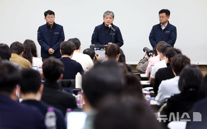 [서울=뉴시스] 홍효식 기자 = 주우정 현대엔지니어링 대표가 28일 오전 서울 종로구 현대빌딩에서 고속국도 제29호선 세종~안성 간 건설공사 브리핑을 하고 있다. 2025.02.28. yesphoto@newsis.com