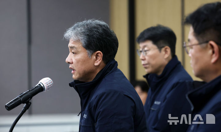 [서울=뉴시스] 홍효식 기자 = 주우정 현대엔지니어링 대표가 28일 오전 서울 종로구 현대빌딩에서 고속국도 제29호선 세종~안성 간 건설공사 브리핑을 하고 있다. 2025.02.28. yesphoto@newsis.com