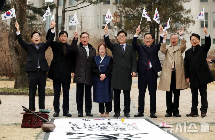 [서울=뉴시스] 조성봉 기자= 우원식 국회의장이 28일 서울 여의도 국회 사랑재에서 열린 106주년 3·1절 기념 독립운동가 후손 초청 오찬 간담회에 앞서 참석자들과 서예 퍼포먼스를 본 뒤 만세삼창을 하고 있다. 2025.02.28. suncho21@newsis.com