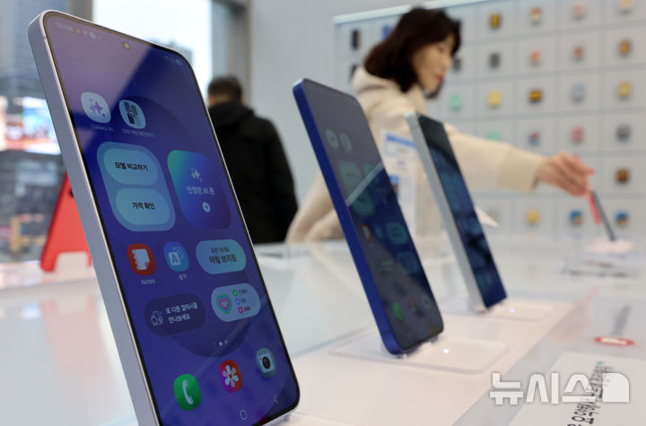 [서울=뉴시스] 김금보 기자 = 28일 서울 서초구 삼성스토어 강남점 갤럭시 스튜디오에서 방문객들이 갤럭시 S25 시리즈를 살펴보고 있다. 삼성전자 '갤럭시 S25' 시리즈가 역대 갤럭시 시리즈중 가장 빠르게 국내 100만대 판매 신기록을 달성했다. 2025.02.28. kgb@newsis.com