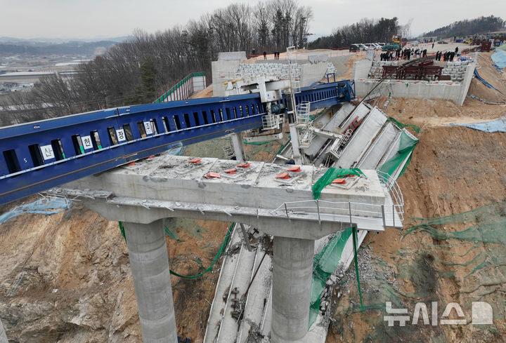 [안성=뉴시스] 김종택 기자 = 10명의 사상자가 발생한 경기도 안성시 서운면 산평리 '안성 고속도로 교각 붕괴' 현장에서 28일 경찰과 국과수, 산업안전공단 등 관계자들이 합동감식을 하고 있다. (공동취재) 2025.02.28. photo@newsis.com